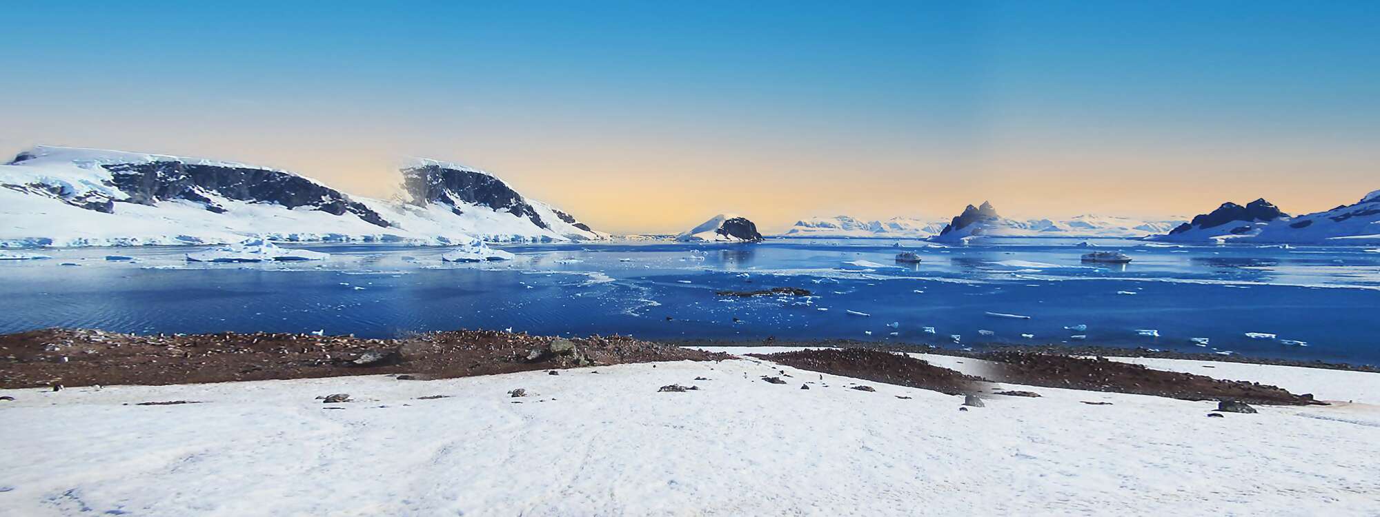 
Der Errera-Kanal erstreckt sich von Danco Island mit Rongé Island auf der linken Seite, Cuverville Island in der Mitte und der Arctowski-Halbinsel auf dem antarktischen Festland auf der rechten Seite - in der Antarktis