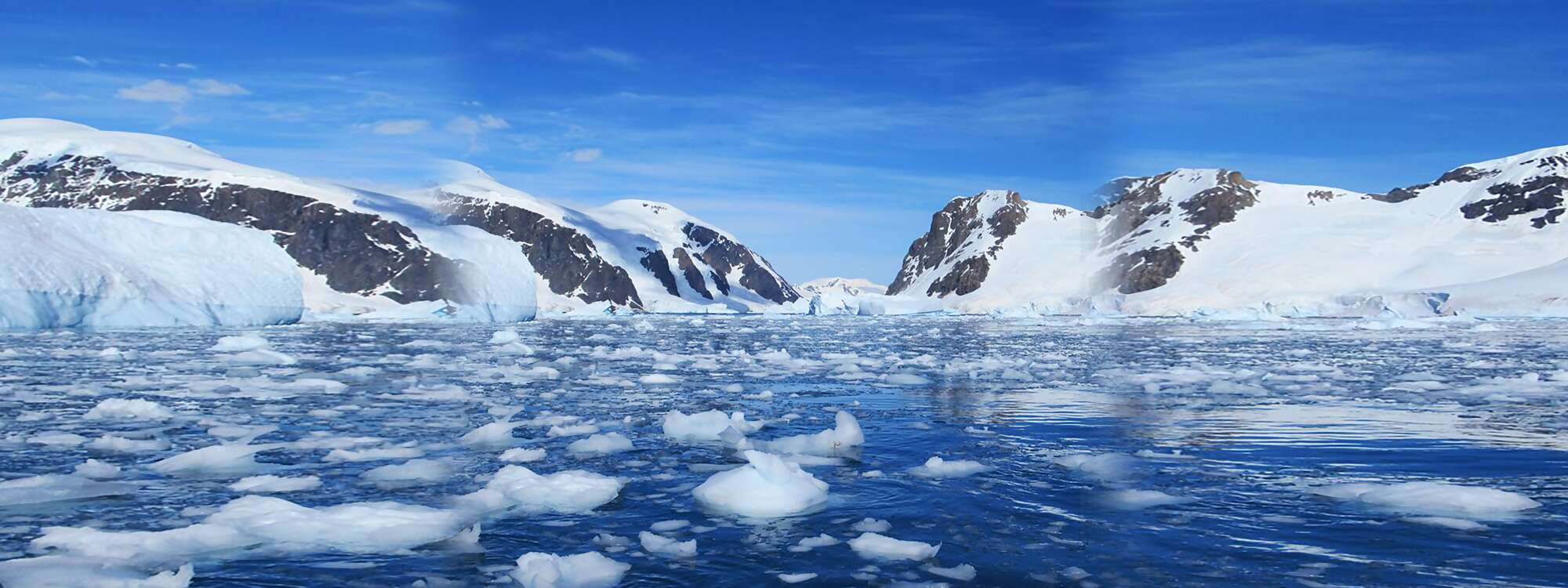 Die Passage am südlichen Ende des Errera-Kanals über Danco Island in der Antarktis hinaus ist oft durch Eis blockiert. in der Antarktis