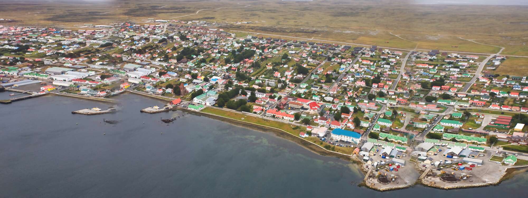 Luftaufnahme von der Hauptstadt Stanley auf den Falklandinseln in der Antarktis