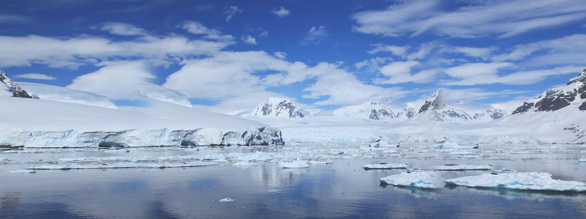 Diese klassische Route für unsere Expeditionen in die Antarktis ist das Tor zur südlichen Antarktischen Halbinsel in der Antarktis