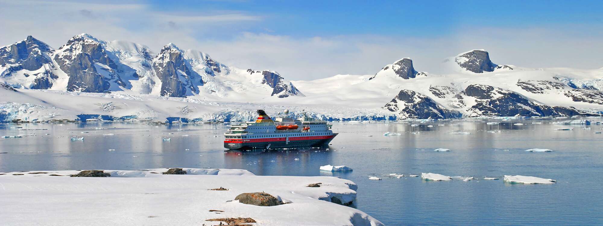 Anlandung an der Petermann-Insel (Petermann Island), eine kleine Insel vor der Antarktischen Halbinsel (gehört zur Inselgruppe Wilhelm-Archipel) in der Antarktis