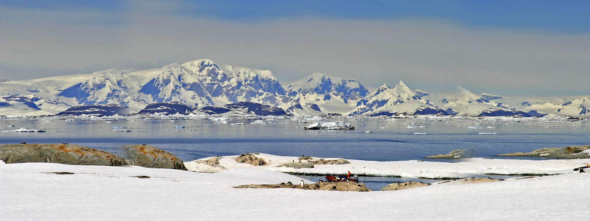Aufnahme im Wilhelm-Archipel der Antarktischen Halbinsel, nahe der Petermann-Insel. Das Gebiet besteht aus einer Vielzahl von Inseln. in der Antarktis