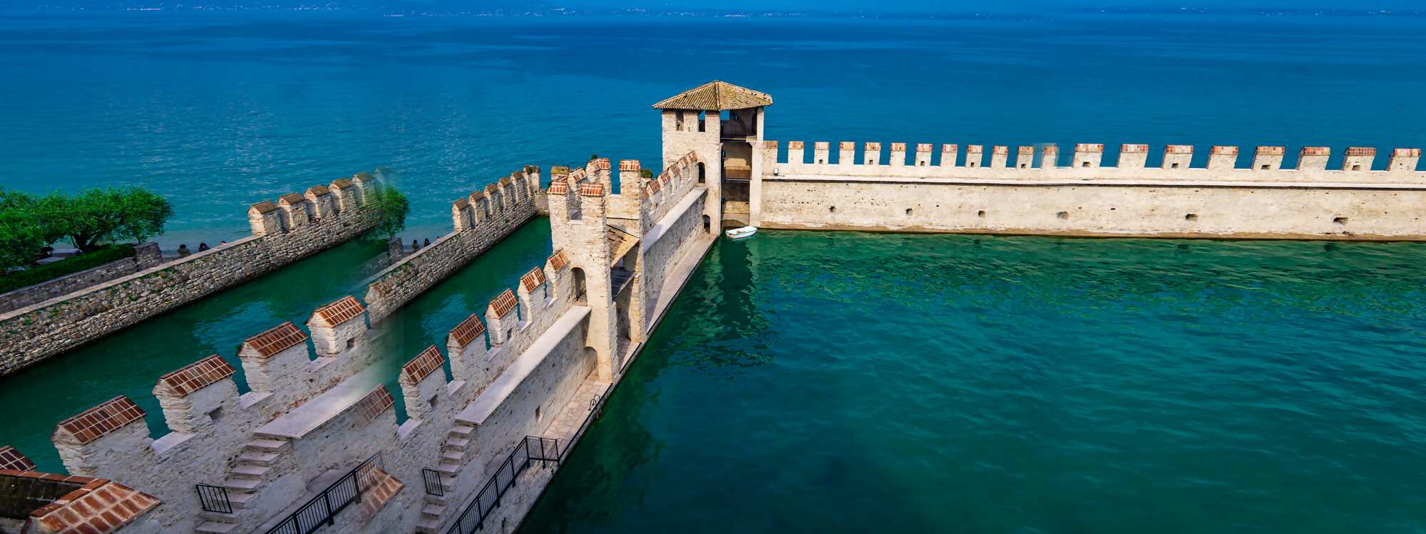 Die Burg von Sirmione, das Castello Scaligero, ist eine beeindruckende Wasserburg und größte Sehenswürdigkeit des Ortes am Südufer  in der Region Gardasee