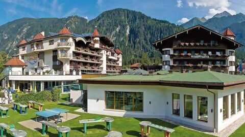 Urlaub in Mayrhofen: Das Hotel für wohltuende Wellnessfreuden und begeisternde Bergmomente heißt Sport & Spa Hotel Strass. Schauen Sie vorbei.