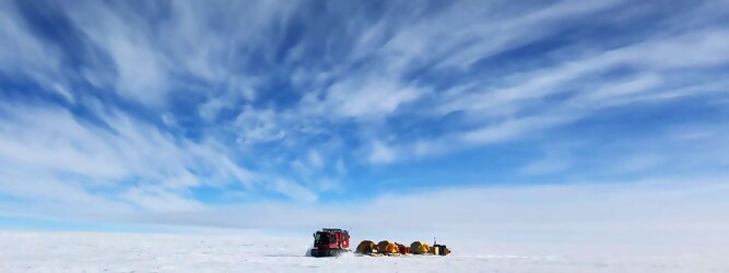 Trip Journey beliebtes Urlaubsziel – Antarktis - Null Bewohner, Millionen Pinguine und feste Dimensionen. Am südlichen Ende der Erde, wo die Sonne nur zwischen Frühjahr und Herbst über dem Horizont aufgeht, liegt der 7. Kontinent, die Antarktis. Riesig, bis auf ein paar Forscher unbewohnt und ohne offiziellen Besitzer. Eine Welt, die überrascht, bevor Sie sie sehen. Deshalb ist ein Besuch definitiv etwas für die Schatzkiste der Erinnerung und allein die Ausmaße dieser Destination sind eine Sache für sich. Du trittst aus deinem gemütlichen Hotelzimmer und es begrüßt dich die warme italienische Sonne. Du blickst auf den atemberaubenden Gardasee, der in zahlreichen Blautönen schimmert - von tiefem Dunkelblau bis zu funkelndem Türkis. Majestätische Berge umgeben dich, während die Brise sanft deine Haut streichelt und der Duft von blühenden Zitronenbäumen deine Nase kitzelt. Du schlenderst die malerischen, engen Gassen entlang, vorbei an farbenfrohen, blumengeschmückten Häusern. Vereinzelt unterbricht das fröhliche Lachen der Einheimischen die friedvolle Stille. Du fühlst dich wie in einem Traum, der nicht enden will. Jeder Schritt führt dich zu neuen Entdeckungen und Abenteuern. Du probierst die köstliche italienische Küche mit ihren frischen Zutaten und verführerischen Aromen. Die Sonne geht langsam unter und taucht den Himmel in ein leuchtendes Orange-rot - ein spektakulärer Anblick.